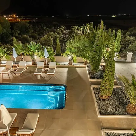 Salfreda In Pool Place
